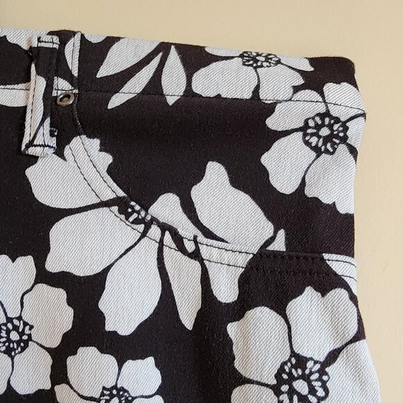 Terra and Sky Plus Size Soft Black Floral Capris Leggings Size 3X (24W-26W) - Picture 3 of 7